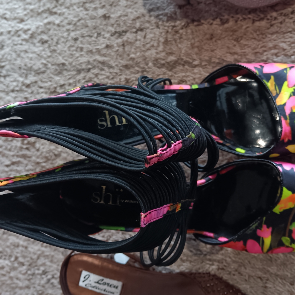 Shi By Journey Black and Pink Heels with Sleek Design